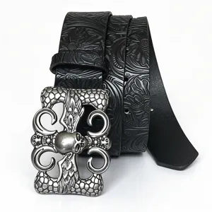 Gros plan détaillé de la ceinture en cuir PU gaufré noir style punk rétro avec boucle en métal.