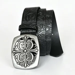Vue rapprochée détaillée de la ceinture en cuir gaufré vintage avec boucle métallique.