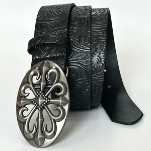 Vue détaillée de la ceinture en cuir PU noir avec motif floral et boucle en métal vintage.