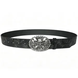 Gros plan détaillé de la ceinture en cuir punk vintage avec boucle crâne et motif floral