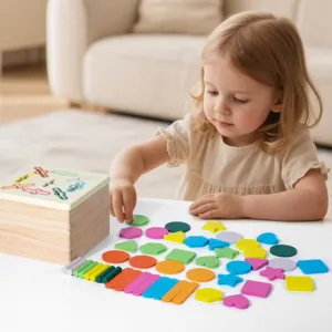 Caja de clasificación de formas de madera para niños, juguete educativo geométrico en mesa blanca.