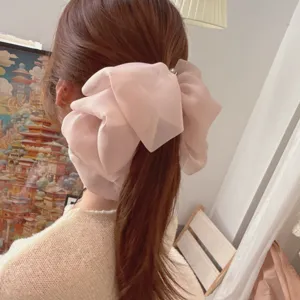 Grande pince à cheveux nœud en tulle rose, élégant clip banane pour queues de cheval.