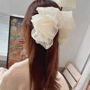 Élégante pince banane grand nœud en tulle blanc pour femmes, idéale pour queues de cheval.