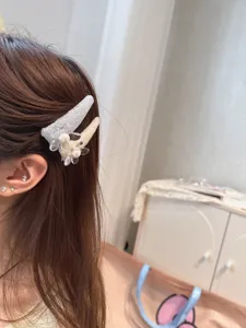 Sweet rhinestone pearl flower BB hair clip for women side bangs styling sweet accessory.