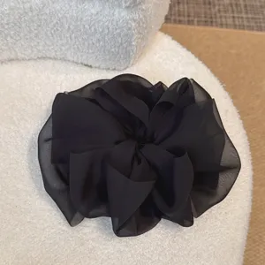 Détail pince à cheveux grand nœud résille noire, élégante pince verticale pour queue de cheval.