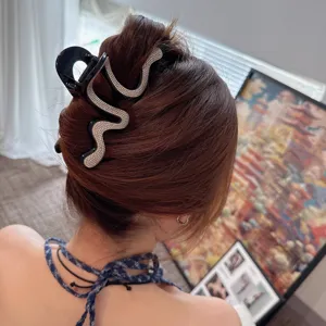 Minimalist full rhinestone irregular geometric hair claw shark clip for elegant women styling