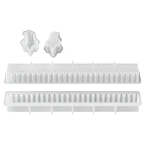Détail de moule calendrier de l'avent en silicone, plateau à 25 grilles et outils de modelage.