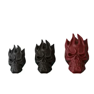 Vista dettagliata di tre stampi in silicone teschio di fiamma in diversi colori per candele.