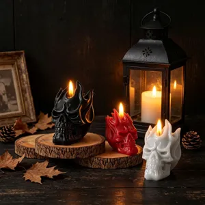 Primo piano dettagliato di candele profumate teschio con fiamma in nero, rosso e bianco.