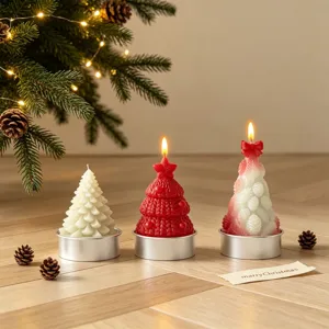 Vue détaillée de bougies parfumées en forme de sapin avec texture tricot et nœuds.