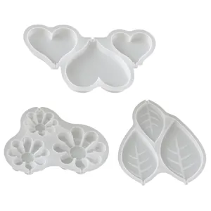 Vue détaillée des moules en silicone en forme de cœur, de fleur et de feuille pour loisirs.