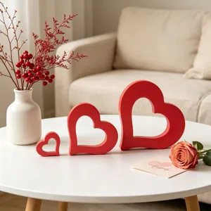 Set di tre ornamenti decorativi a cuore cavo rosso per arredamento e decorazioni.