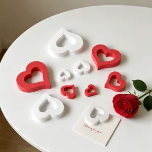Set di stampi in silicone a forma di cuore con diverse opzioni di dimensioni per candele fai.