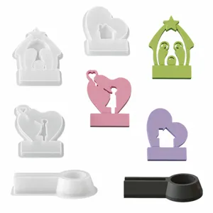 Ensemble de moules en silicone pour bougeoir avec motifs de famille et dimensions détaillées.