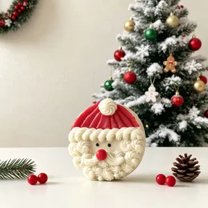 Primo piano di una simpatica candela profumata Babbo Natale in stile crema, decoro natalizio.