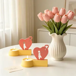 Détail de bougeoir fille ballon cœur avec socle jaune et déco romantique rose pour maison.