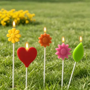 Joli ensemble de bougies parfumées en forme de fleurs et de cœur pour déco.