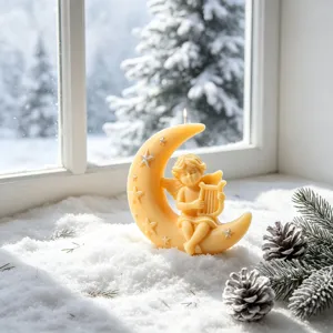 Handgemaakte halve maan engel kaars detail, winter sneeuw decor, gezellig accent thuis.