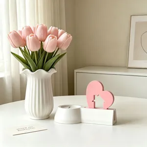 Charmant moule en silicone pour porte-bougie maison cœur avec bouquet de tulipes pour déco.