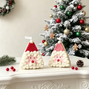 Candela profumata Babbo Natale con design triangolare, decorazione natalizia.