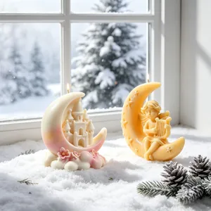 Kerst geurkaarsen in de sneeuw met maan kasteel en engeltje design voor feestelijke decors.