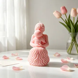 Gedetailleerde close-up van een roze moeder en kind geurkaars, elegante huisdecoratie.