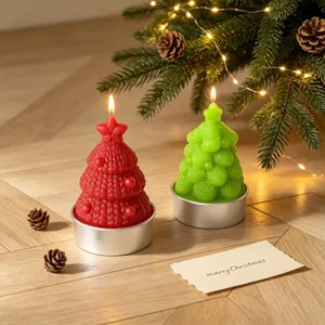 Bougies parfumees sapin de Noel, bougies en cire texturee tricot rouge et vert pour fete.