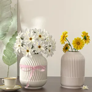 Vista detallada de jarrones estriados de estilo nórdico con elegantes arreglos florales.