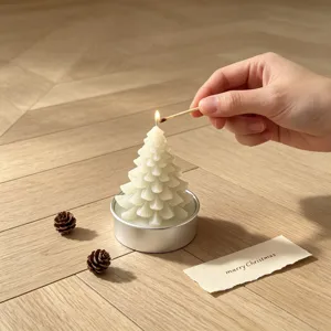 Bougie parfumee sapin de Noel avec texture detaillee, ideale pour decoration festive.