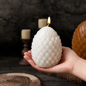 3D oeuf ecaille de dragon bougie vue detail, cire blanche texturee artisanat parfum deco.