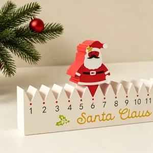 Gros plan détaillé d'un calendrier de l'Avent de Noël avec figurine de Père Noël et chiffres.