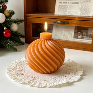 Vela perfumada esférica con rayas en espiral para una decoración navideña acogedora