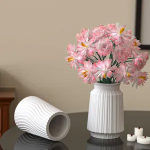 Weißes Keramik-Stil Vasen-Set mit rosa künstlichem Blumenarrangement für nordische Heimdeko.