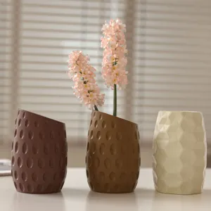 Vases décoratifs minimalistes avec motifs géométriques et pois pour la décoration intérieure.