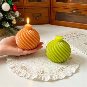 Detalle de vela esférica en espiral que muestra el diseño texturizado, decor navideño.