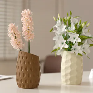 Vases de décoration moderne et minimaliste en détail, mettant en valeur texture et design.