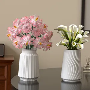 Minimalistische weiße Keramikvase mit modernem Rillen- und Wellendesign für florale Arrangements.