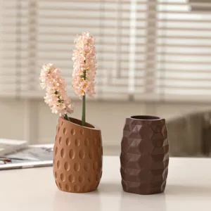 Ensemble de vase à fleurs en résine style ins avec pois ovales et design facetté.