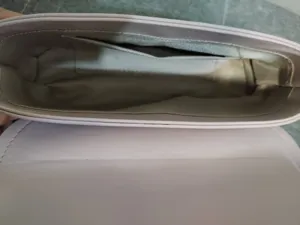 Vue de détail intérieure du sac à épaule minimaliste pour femme avec doublure et poches.