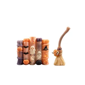 Vue detaille de moules a bougies d'Halloween avec motifs en relief de fantomes et citrouilles.