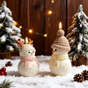 Vue détaillée de charmantes bougies bonhomme de neige de Noël avec bonnets et écharpes.
