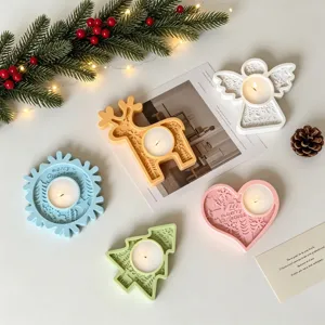 Vue détaillée de moules en silicone de Noël avec des motifs d'anges, de rennes et de flocons.