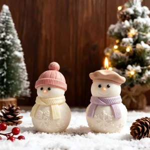 Charmante bougie de bonhomme de neige de Noël 3D avec bonnet et écharpe pour fête.