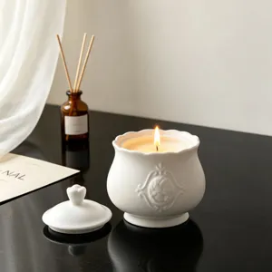 Barattolo di candela profumata in ceramica bianca con coperchio design rilievo vintage