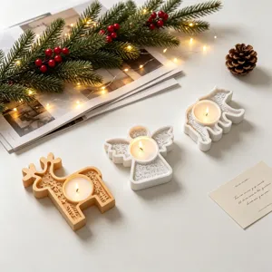 Détail de bougeoir de Noël avec renne, ange et ours polaire gaufrés et lumières chaleureuses.