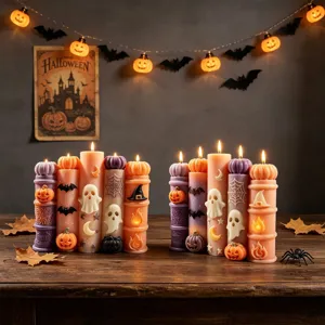 Detail de bougie Halloween avec design en relief de citrouille fantome sur fond en bois.
