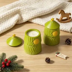 Groen kerstboom kaarsenhouder detail, keramische opbergpot met ster deksel feestdecoratie.