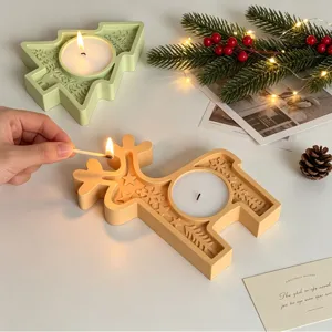 Moules de bougeoir en silicone sapin de Noël et renne avec motifs festifs en relief.