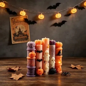 Gros plan de bougies pilier d'Halloween avec motifs de citrouilles, fantômes et chauves-souris.