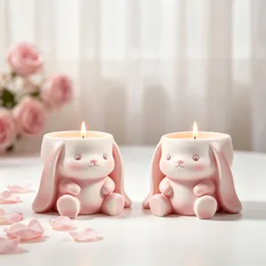Leuke roze geurkaars in de vorm van een konijn met hangende oren, gezellige decoratie.
